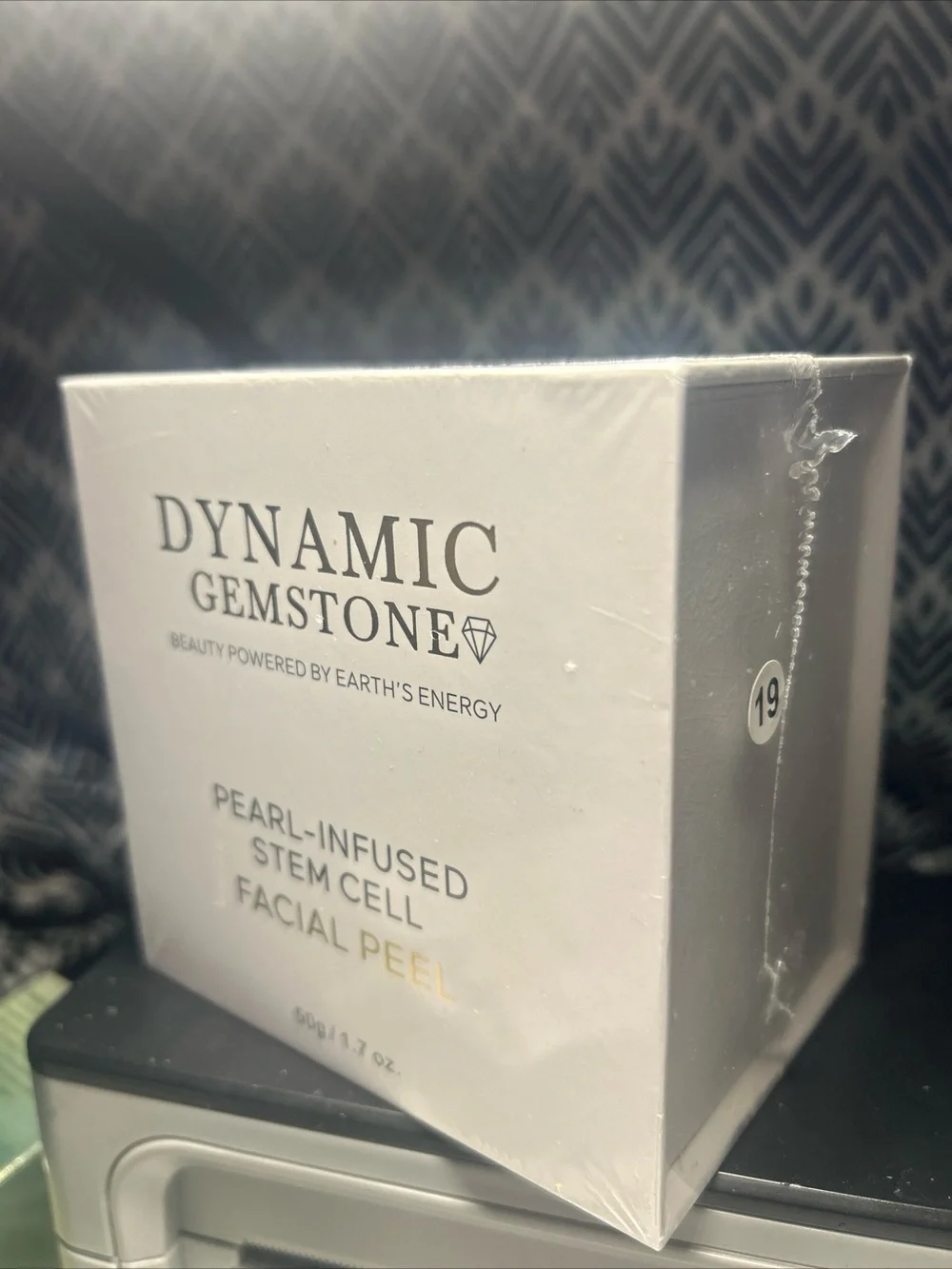 Dynamic Gemstone Pearl-Infused Stem Cell Facial Peel - White